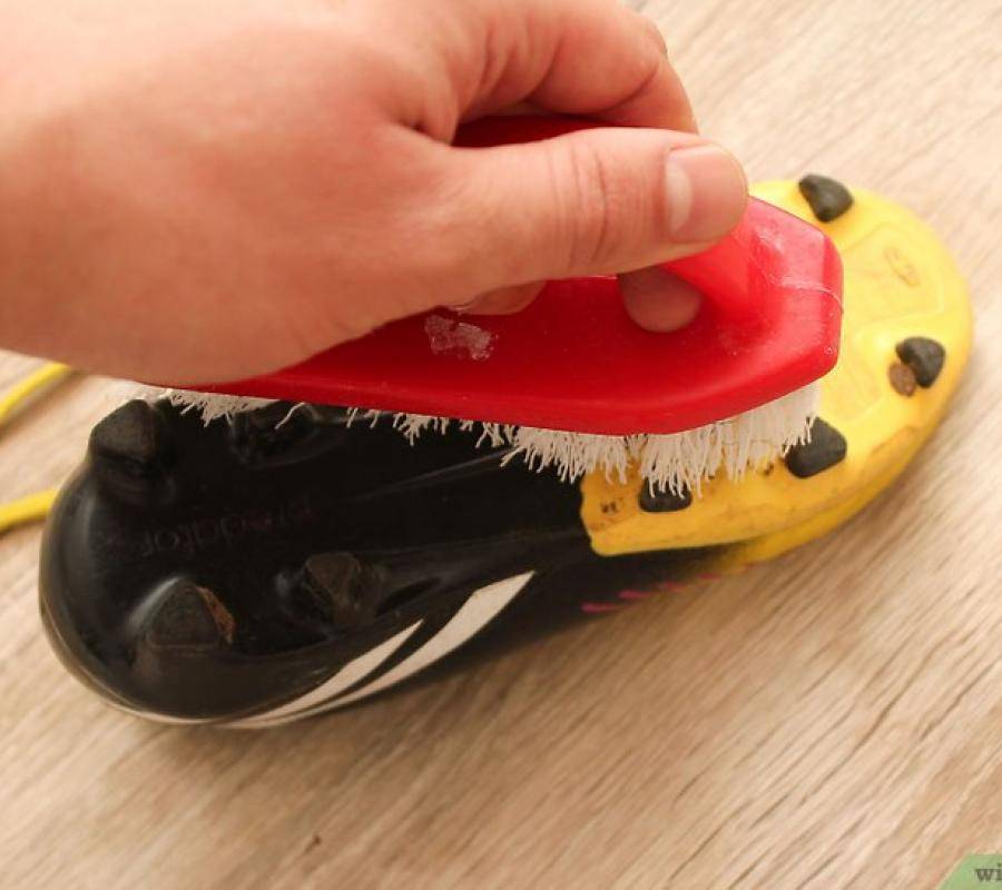 Come posso pulire le mie scarpe da calcio?