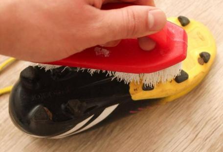 Come posso pulire le mie scarpe da calcio?